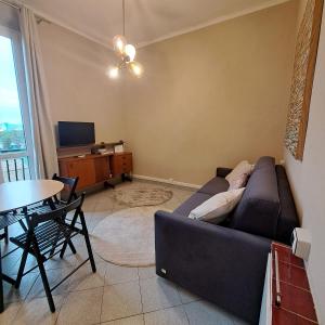 - un salon avec un canapé et une table dans l'établissement Apartment Corsica 11, à Florence