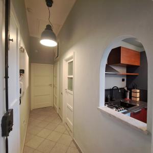 a hallway of a kitchen with an archway at Apartment Corsica 11 in Florence