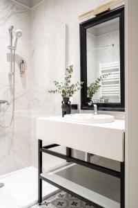 La salle de bains est pourvue d'un lavabo et d'un miroir. dans l'établissement Moja apartments, à Cracovie
