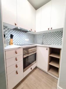 Kuchnia lub aneks kuchenny w obiekcie Pontevedra Apartments - Peregrina Family Suite