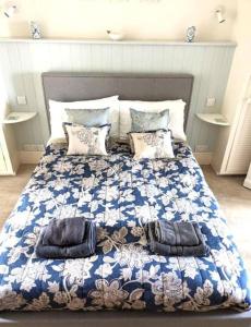 een slaapkamer met een bed met twee handdoeken erop bij Beautiful Ground floor apartment with Parking, Exeter in Exeter