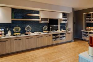 uma cozinha com armários de madeira e uma bancada em Hyatt House Columbus OSU Short North em Columbus