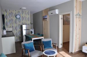 kuchnia z 2 krzesłami, stołem i lodówką w obiekcie Engel apartments -גליל עליון w mieście Tsiv'on