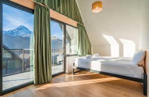 Ένα ή περισσότερα κρεβάτια σε δωμάτιο στο Kazbegi View Cottages