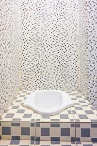Pampang的住宿－OYO 90111 Almeerah Homestay Syariah，浴室铺有瓷砖地板,配有白色浴缸。