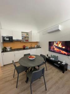 eine Küche und ein Esszimmer mit einem Tisch und einem Kamin in der Unterkunft Appartamento Totò in San Salvo