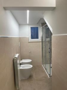 Appartamento Totò في سان سالفو: حمام مع مرحاض ومغسلة ودش