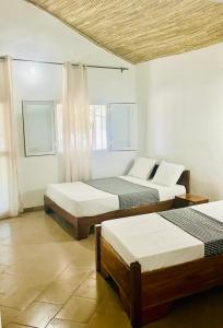 una habitación con tres camas en una habitación en Abené shuDyma lodge, en Abémé