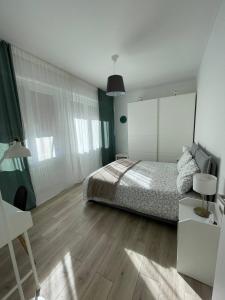 Un pat sau paturi într-o cameră la Private room in Daniela's house