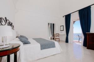 ポジターノにあるLa Bizantina Luxury Villaのベッドルーム1室(ベッド1台付)が備わります。