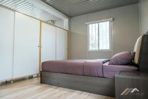 1 dormitorio con cama y ventana en Evernent Lakeside Hideout en Miri