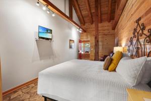 En eller flere senger på et rom på Wimberley Log Cabins Resort and Suites- Unit 2