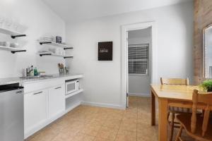 Köök või kööginurk majutusasutuses Wimberley Log Cabins Resort and Suites- Unit 4
