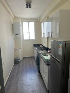 una cucina con frigorifero e piano di lavoro di Superbe appartement Patio a Rabat