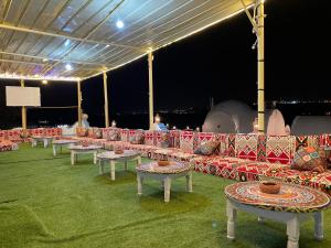 Nubian palace في أسوان: صف من الطاولات والكراسي على ميدان عشب