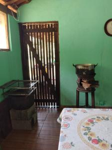 a room with a gate and a table with a bed at Pedacinho do Paraiso in Mongaguá