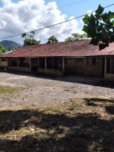 un edificio antiguo con techo rojo en Pedacinho do Paraiso en Mongaguá