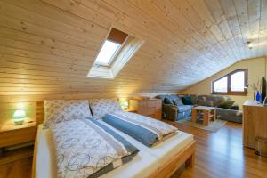 Cette chambre comprend un grand lit et un plafond en bois. dans l'établissement Villa Triti, à Stará Lesná