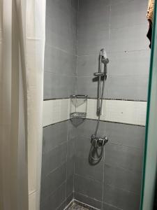 La salle de bains est pourvue d'une douche avec un pommeau de douche. dans l'établissement Superbe appartement Patio, à Rabat