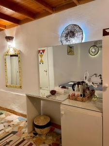 een keuken met een aanrecht met een wastafel en een spiegel bij Nubian palace in Aswan
