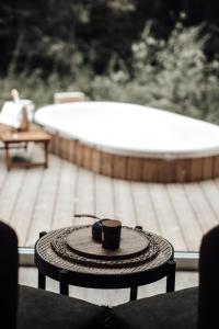 eine Kaffeetasse auf einem Tisch auf einer Terrasse in der Unterkunft Poilsio nameliai - B E L A I K O in Kretinga