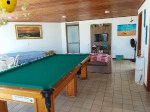 a living room with a pool table in a room at Apartamento em Canasvieiras perto do mar in Florianópolis