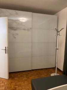 una habitación con una gran puerta corrediza de vidrio en Appartement Montreux, en Montreux