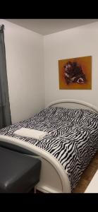 Una cama con sábanas de cebra. en Appartement Montreux, en Montreux