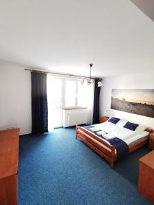 クリニツァ・モルスカにあるGrodzisko pokoje do wynajęciaのベッドルーム1室(ベッド1台、大きな窓付)