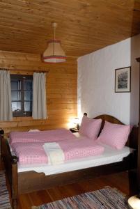 เตียงในห้องที่ Alpenhäuser Marcius