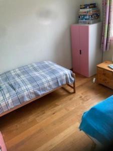 een slaapkamer met een bed en een dressoir in een kamer bij The Little House by the Rottemeren in Zevenhuizen