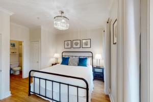 1 dormitorio con 1 cama con almohadas azules en Village of South Walton EB210, en Rosemary Beach