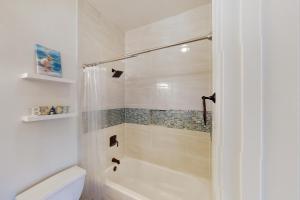 ein weißes Bad mit einer Dusche und einem WC in der Unterkunft Village of South Walton EB210 in Rosemary Beach