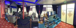una camera con un gruppo di sedie in una stanza di Complex MONACO HOTEL & CASINO a Svilengrad