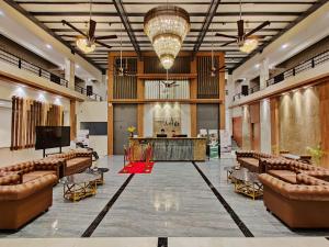 een lobby met banken en een bar in het midden bij Pushpam Lords Resort Karjat- Pure Veg in Karjat