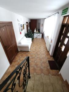 a room with a hallway with a couch and a door at Grodzisko pokoje do wynajęcia in Krynica Morska