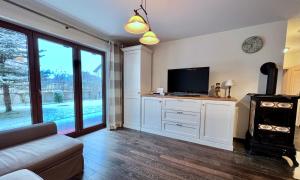 ein Wohnzimmer mit einem Sofa und einem TV in der Unterkunft Sweet Alpen Home in Garmisch-Partenkirchen