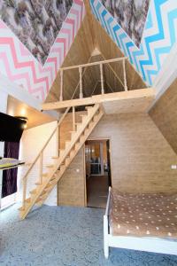 Habitación con escalera y habitación con cama en Alpiyske Shale, en Yablunytsya