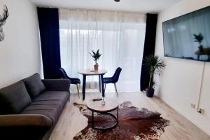 a living room with a couch and a table at Schönes Apartment in Erkrath, Nähe Düsseldorf in Erkrath