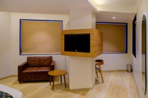 TV a/nebo společenská místnost v ubytování Metropolis Business Hotel
