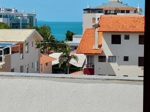vista di edifici con l'oceano sullo sfondo di Apartamento em Canasvieiras perto do mar a Florianópolis