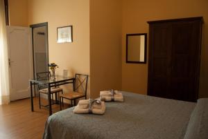 - une chambre avec un lit et des serviettes dans l'établissement Monteoliveto Bed & Breakfast, à Naples