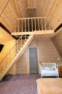 1 dormitorio con escalera en el techo de madera en Alpiyske Shale en Yablunytsya