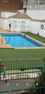 Una vista aérea de una piscina en un edificio. en VFT LA PAZ II, en Baeza