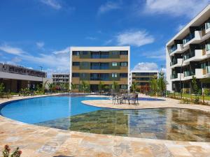 een groot zwembad voor een gebouw bij Mana Beach Sol by Vivere Flats in Porto De Galinhas