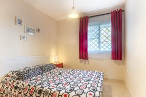 Postel nebo postele na pokoji v ubytování 2187-Lovely 2bedrooms with pool and playground