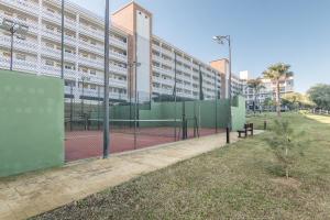 Tenis a/nebo squash v ubytování 2187-Lovely 2bedrooms with pool and playground nebo okolí