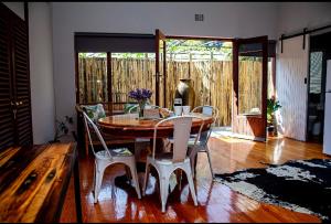 博福特西的住宿－The Grey House，一间带木桌和椅子的用餐室