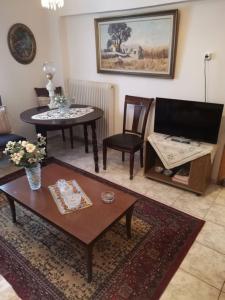 sala de estar con sofá y mesa en Σπίτι στη Γωνία, en Tríkala