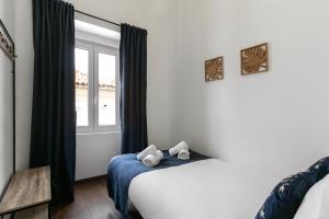 une chambre avec un lit et une fenêtre dans l'établissement Old Town House, à Peniche